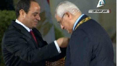 السيسي يمنح منصور قلادة النيل