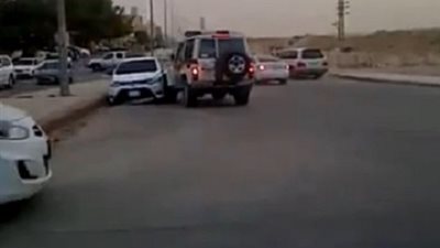 بالفيديو ..علي طريقة الافلام الامريكية الشرطة السعودية توقف سيارة هاربة ..شاهد مذا حدث