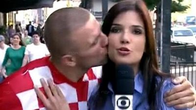 بالفيديو..مشجع كرواتي يفاجئ مذيعة برازيلية بقبلة