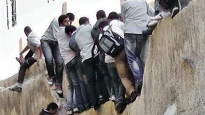 بالفيديو..مخبرون يقفزون من علي السور لتغشيش أبناء 