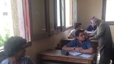 طلاب الثانوية الأزهرية يؤدون الامتحانات بالشورت