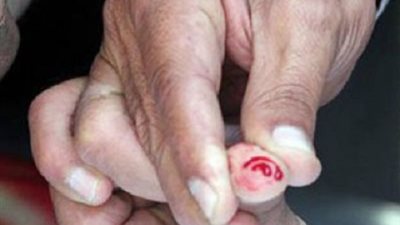 بالفيديو : طالب يقطع 