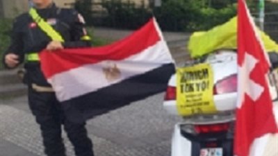 مصري  يصل بدراجته النارية إلى موسكو منطلقا من سويسرا  مارا  باليابان