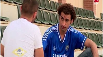 بالفيديو .. صلاح اللاعب البرازيلي اوسكار بيأكل من يد أمي ومظبط مضيفة 