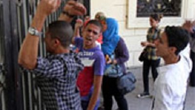 اشتباكات عنيفة بين طلاب متظاهرين وقوات الأمن أمام وزارة التعليم