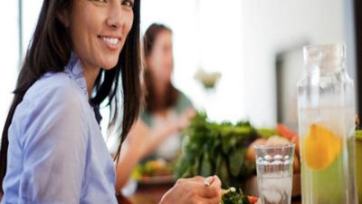 تعلمى إتيكيت الجلوس حول مائدة الطعام