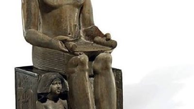 آثريون مصريون يطلقون حملة لوقف بيع تمثال الكاتب