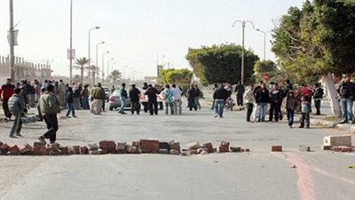 سائقو السيارات يقطعون الطريق بشبرا الخيمة احتجاجا على رفع أسعار الوقود