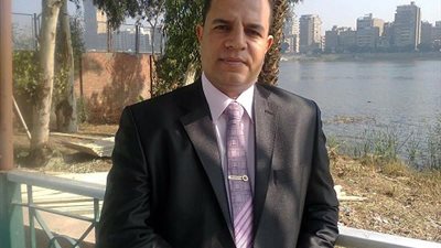 ناشط تعليمى يفجر مفاجأة ..ويتبرع من 