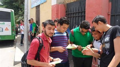 طلاب الثانوية العامة يشكون من صعوبة وطول امتحان الأستاتيكا