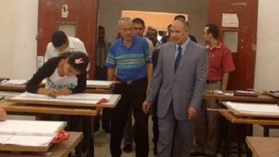 رئيس جامعة سوهاج يشهد مناقشة 10مشاريع تخرج لطلاب كلية الهندسة