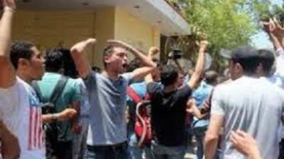 مظاهرة لطلاب مدرسة لم ينجح أحد أمام وزارة التعليم