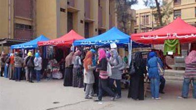 معرض خيري للملابس بجامعة عين شمس