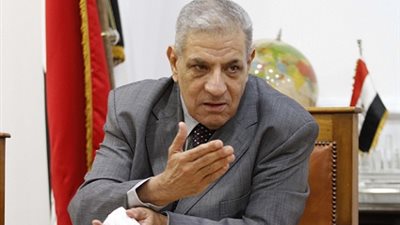 محلب يلتقى شباب أبو سمبل للاستماع لمشكلاتهم واافكارهم لحللها