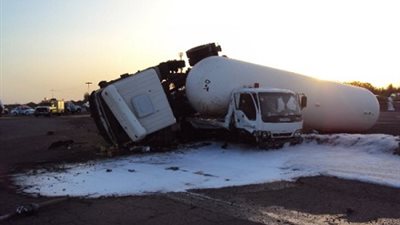 انقلاب سيارة بالمنيا محملة بـ23 طن غاز طبيعي ووفاة قائدها