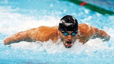 بعد عبوره المانش ..السباح المصري  احمد ناصف يصل القاهرة