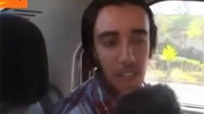 بالفيديو ..شاب يغامر بحياته ليعرف ما رد فعل اللص إذا لم يجد معك سوى كتاب الله