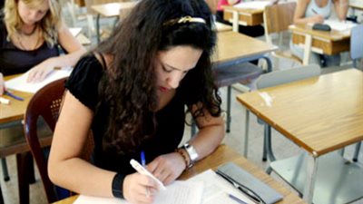 طلاب الثانوية في اللجان لاداء امتحان 
