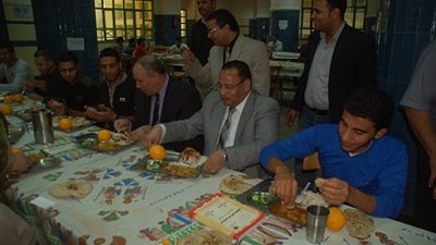 جامعة سوهاج توضح حقيقة زيادة  مصروفات المدن الجامعية ..و4 أيام وجبات لحمة وفراخ