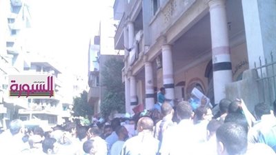 المتقدمين لوظائف المعلمين يحطمون ابواب مديرية القاهرة