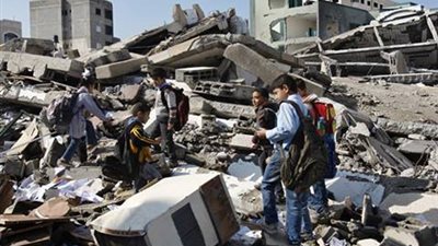 بالفيديو ..تداعيات الحرب تؤثر علي بدء الدراسة  بغزة..وأصحاب المنازل المدمرة يرفضون إخلاء بعض المدراس