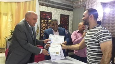 الزناتى يكرم المعلمين الذين اجتازو البرنامج التدريبى 