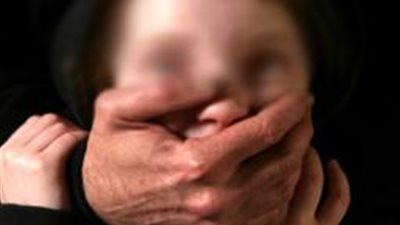 بالفيديو.. سيدة تحكى تفاصيل اغتصابها في شقتها وتصوير فيلم جنسي لها