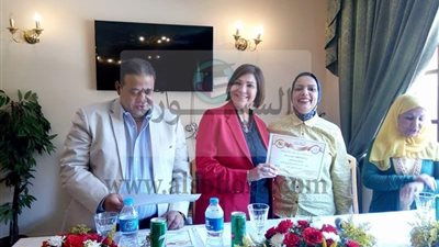 عميدة آداب عين شمس تكرم المتميزين من أساتذة وموظفي الكلية في إنجاز نتيجة الفصل الدراسي الأول 2016 / 2017 