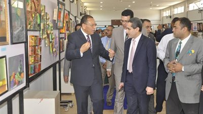 بالصور.. رئيس جامعة القناة  يفتتح المعرض السنوى لشعبة التربية الفنية