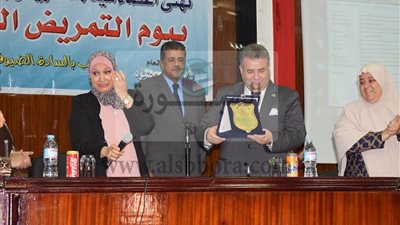 رئيس جامعة بنها يشيد بالممرضه المصريه أثناء الاحتفال باليوم العالمي للتمريض