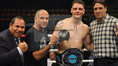 بالصور.. مين بيحب مصر بالنمسا تساند بطل مصر كريم مبروك