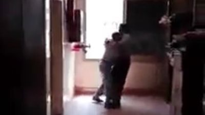 بالفيديو| موظف يحاول الانتحار بعد خصم 500 جنيه من راتبه	