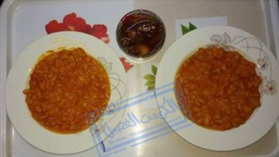 بالصور.. رجل يفطر أول أيام رمضان بطعام أعدته زوجته المتوفاة منذ عام