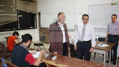 صور .. رئيس جامعة قناة السويس يتفقد امتحانات اخر العام