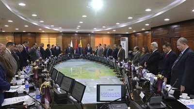 مجلس جامعة بني سويف يقف دقيقة حداد على روح شهداء حافلة المنيا