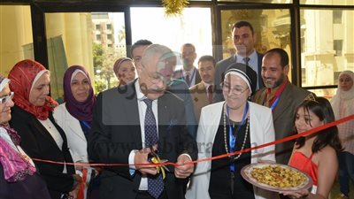 وزير التعليم يفتتح معرض الأعمال الفنية الخاصة بالطلاب الوافدين واللاجئين