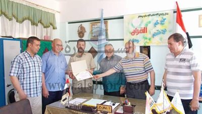 تعليم غرب كفرالشيخ يكرم مدير سعد زغلول الابتدائية 
