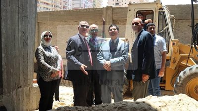 المحافظ  ورئيس جامعة كفر الشيخ  يتفقدان المسرح المدرسى الجديد