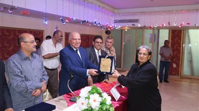 الزنانى يعرض مطالب النقابة على وزير التربية والتعليم أثناء تكريمه 75 معلمة وأم مثالية