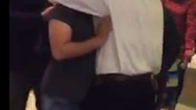 بالفيديو|القبض على شخص حاول خطف طفل من امة باحد الموالات الشهيرة