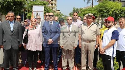 محافظ المنوفية ومدير الأمن يضعان إكليل من الزهور علي النصب التذكاري للجندي المجهول..احتفالا بالعيد القومى للمحافظة