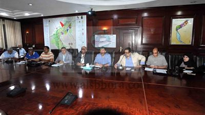 محافظ الأقصر يجتمع ووفد وزارة الأسكان لبحث المشروعات المتوقفة