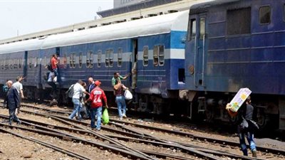 المعلمون يبيعون سواك فى القطارات.. وسائقى توك توك وتاكسيات.. حسبى الله ونعم الوكيل فيكى يا.....