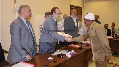 محافظ بني سويف يكرم 33 من المحالين للمعاش بديوان عام المحافظة