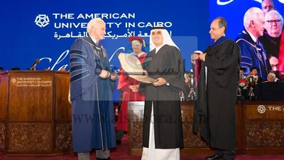 الجامعة الأمريكية بالقاهرة تحتفل بتخريج دفعة جديدة للبكالوريوس.. وتمنح 