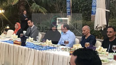 بالصور..عزومة الرئيس