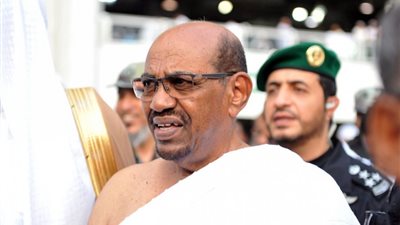 بالصور.. الرئيس السوداني يؤدي مناسك العمرة 