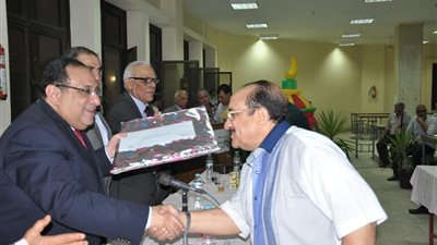 رئيس جامعة حلوان يكرم مجموعة من العاملين و المحالين على المعاش خلال حفل إفطار جماعي