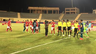 لاعبى انبى يهنئون الاهلى بالدورى بباقات من الورود