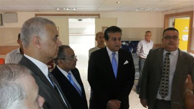 بالصور| وزير التعليم العالي يتفقد مجمع مستشفيات سموحة الجامعى
